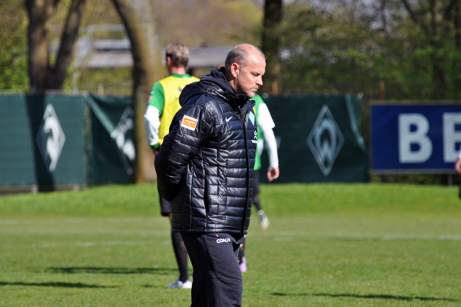 Thomas Schaaf of dem Trainingsplatz