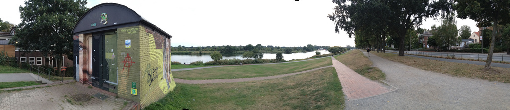 Panoramafoto quer zur Weser mit verschiedenen Wegen, die entlang der Weser führen. Am linken Bildrand ein Schuppen und rechts ist der Osterdeich zu sehen