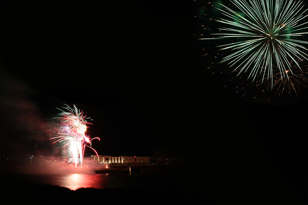 Foto der Waterfront Bremen mit Feuerwerk