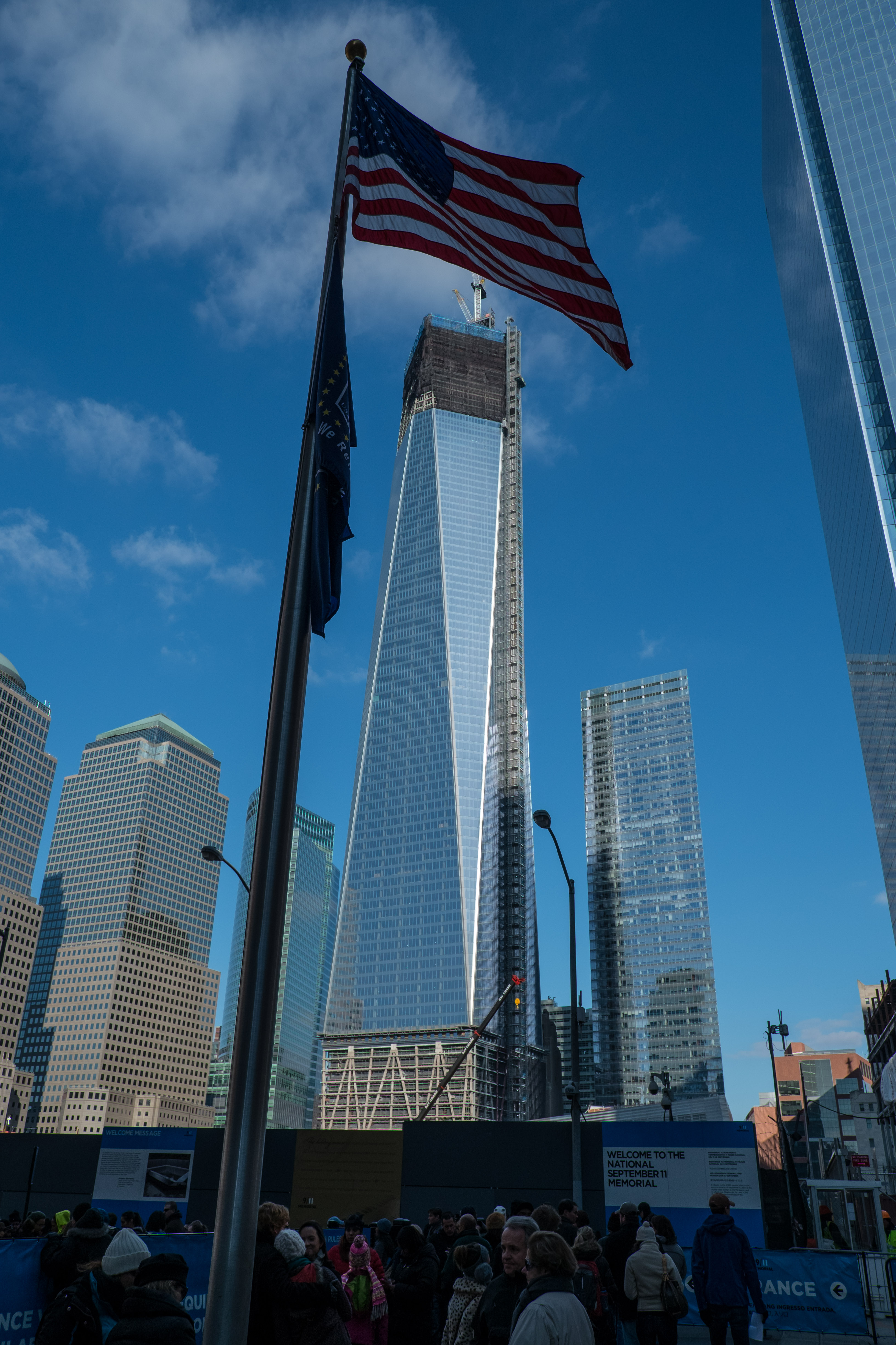 Das neue World Trade Center ohne die fertiggestellten obersten Etagen unter der US-Flagge