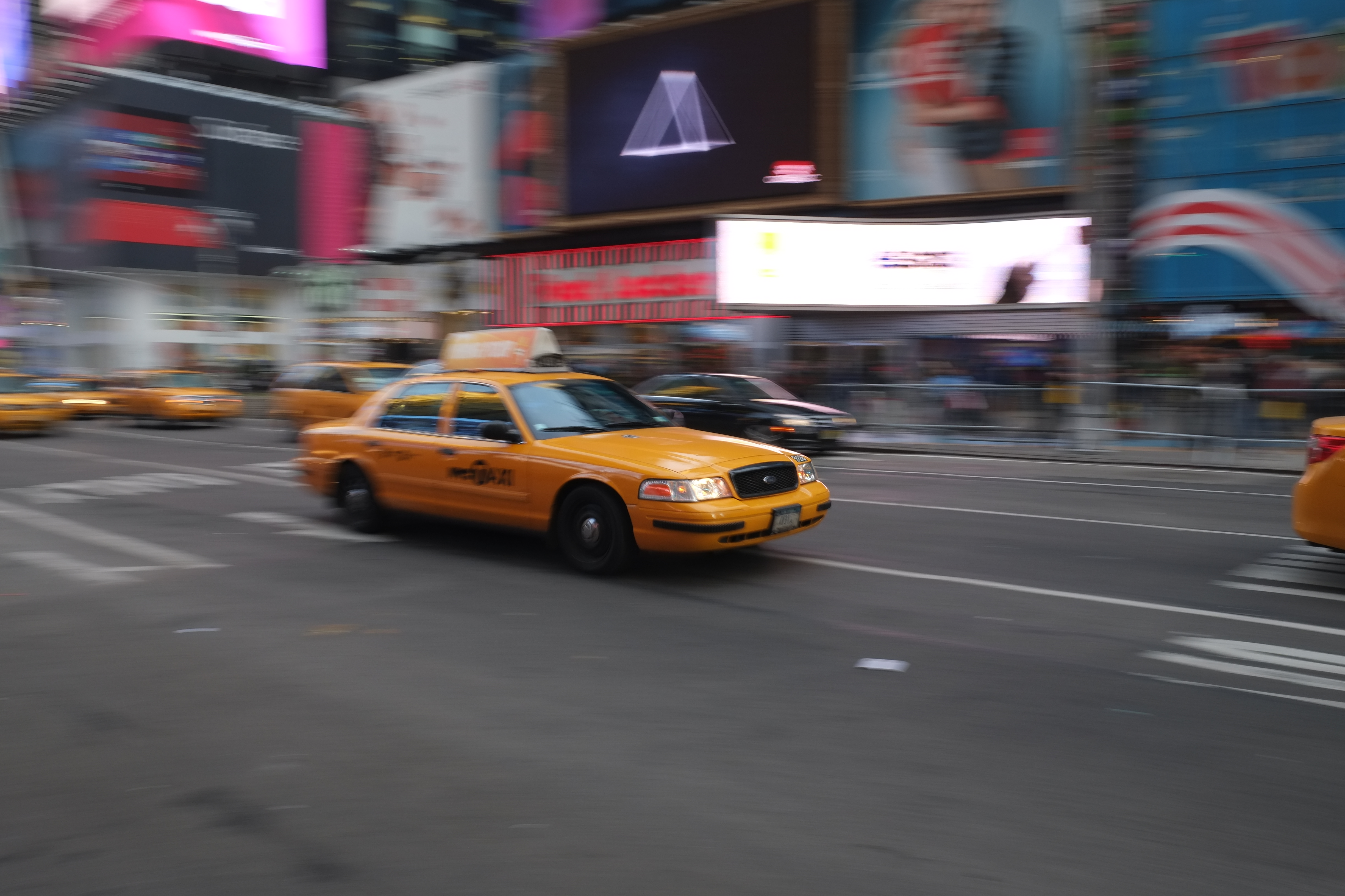 ein Taxi mit Bewegungsunschärfe