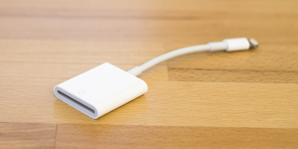 Das Lighting-SD-Karten-Kabel liegt auf meinem Schreibtisch