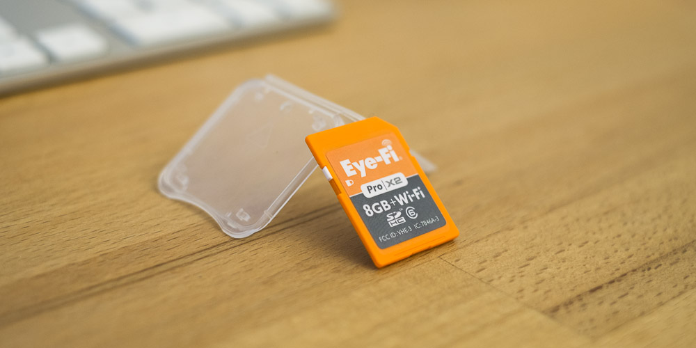 Eine Eye-Fi SD-Karte steht angelehnt an ihre Hülle auf meinem Schreibtisch